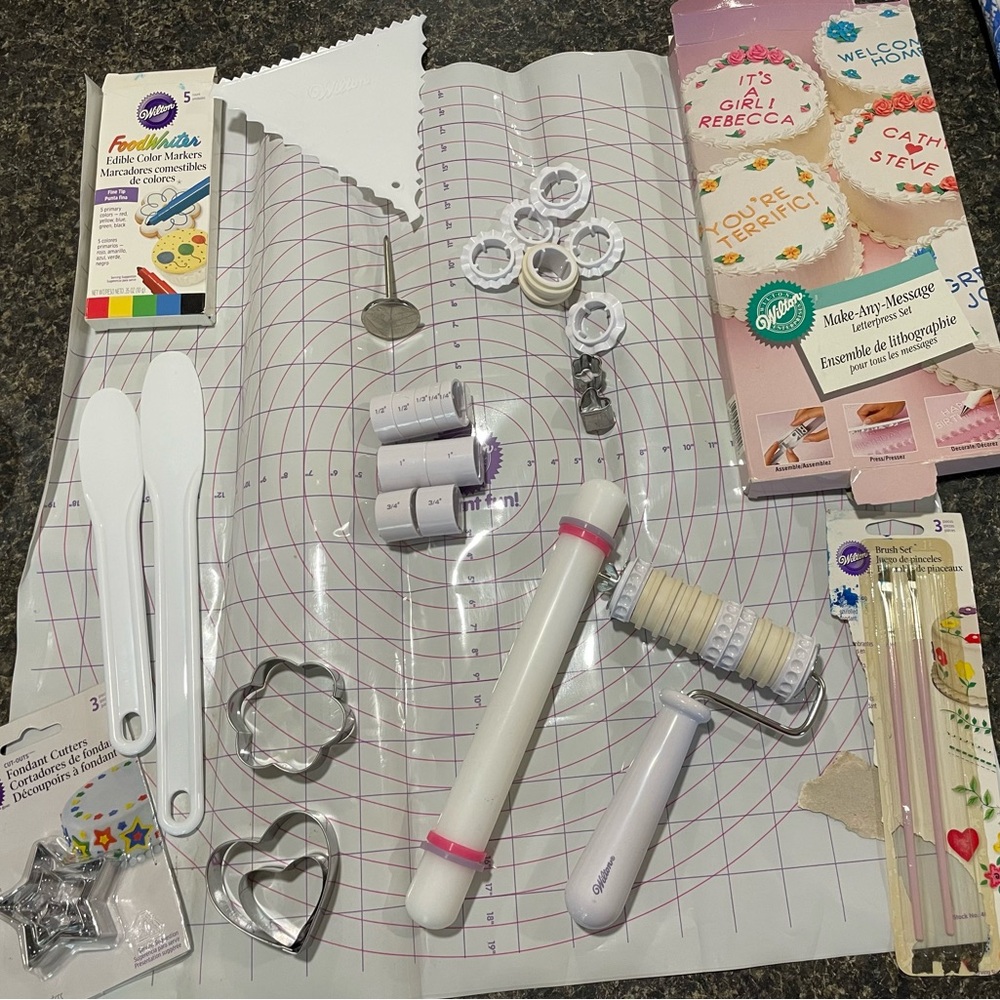 Wilton Cake Decorating Set with White and Pink Tools